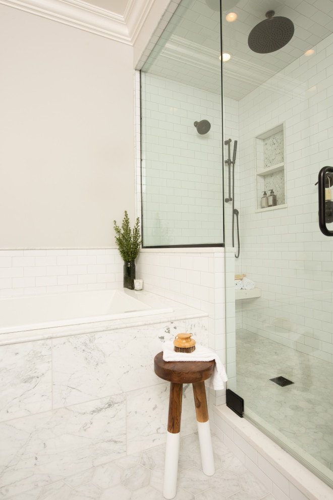 На фото: главная ванная комната в стиле неоклассика (современная классика) с белыми стенами, душем с распашными дверями и белой столешницей с