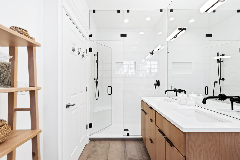 Пример оригинального дизайна: ванная комната в стиле неоклассика (современная классика) с плоскими фасадами, фасадами цвета дерева среднего тона, душем в нише, белой плиткой, плиткой кабанчик, белыми стенами, врезной раковиной, серым полом, белой столешницей и тумбой под две раковины