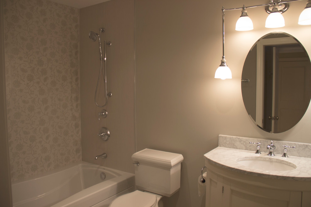Exempel på ett mellanstort klassiskt badrum för barn, med ett undermonterad handfat, luckor med infälld panel, vita skåp, marmorbänkskiva, ett badkar i en alkov, en dusch/badkar-kombination, en toalettstol med separat cisternkåpa, grön kakel, porslinskakel, gröna väggar och klinkergolv i porslin