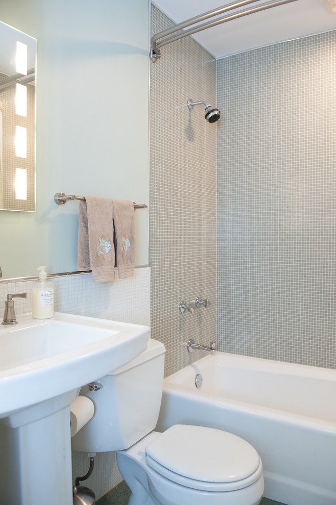 Klassisches Badezimmer mit Sockelwaschbecken, Badewanne in Nische, Duschbadewanne, Toilette mit Aufsatzspülkasten und braunen Fliesen in Chicago