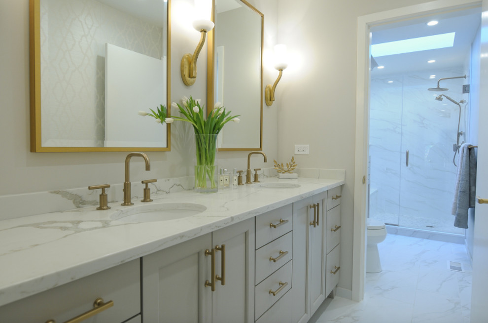 Idéer för ett mellanstort klassiskt en-suite badrum, med skåp i shakerstil, vita skåp, en hörndusch, vit kakel, marmorgolv, marmorbänkskiva, ett fristående badkar, en toalettstol med separat cisternkåpa, stenkakel, vita väggar, ett undermonterad handfat, vitt golv och dusch med gångjärnsdörr