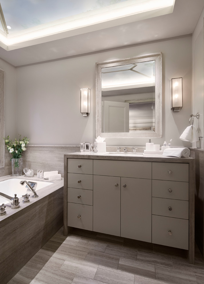Exempel på ett mellanstort klassiskt grå grått en-suite badrum, med släta luckor, grå skåp, ett undermonterat badkar, grå kakel, grå väggar, ett undermonterad handfat, bänkskiva i kalksten och grått golv