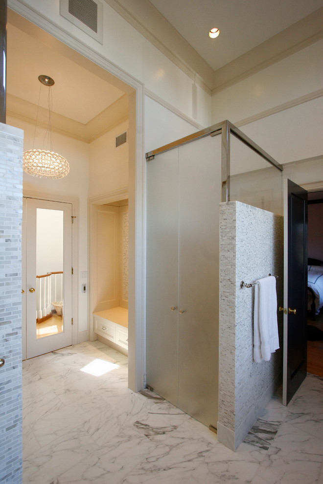 Cette image montre une grande salle de bain principale design avec un placard à porte shaker, des portes de placard blanches, une douche à l'italienne, WC à poser, un mur blanc, un sol en marbre, un lavabo intégré et un plan de toilette en quartz.