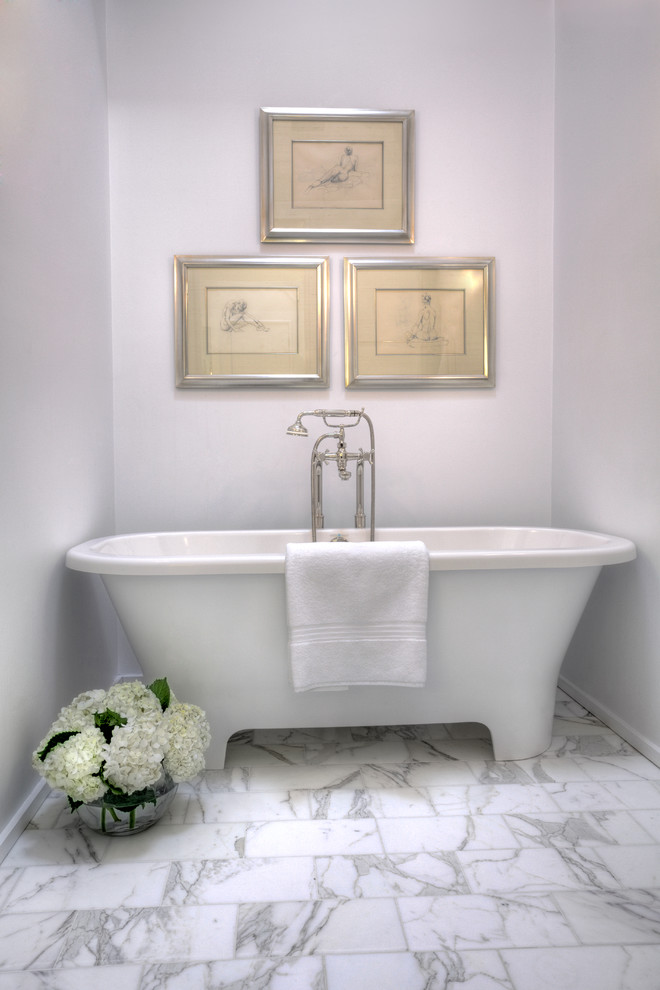 Inspiration pour une petite salle de bain principale et grise et blanche design avec une baignoire sur pieds, un mur blanc, un sol en marbre, un sol blanc et un plafond voûté.