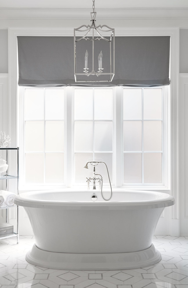 Immagine di una grande stanza da bagno padronale classica con vasca freestanding, pareti grigie, pavimento con piastrelle in ceramica e pavimento bianco