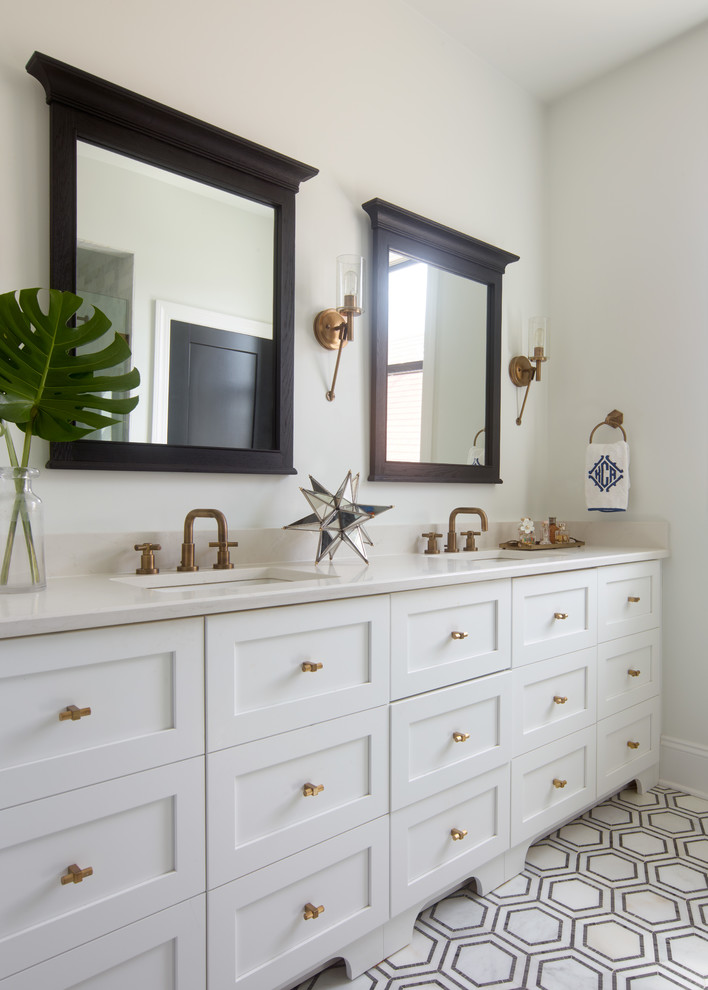 Modelo de cuarto de baño tradicional renovado con puertas de armario blancas, paredes blancas, lavabo bajoencimera, suelo blanco y armarios estilo shaker