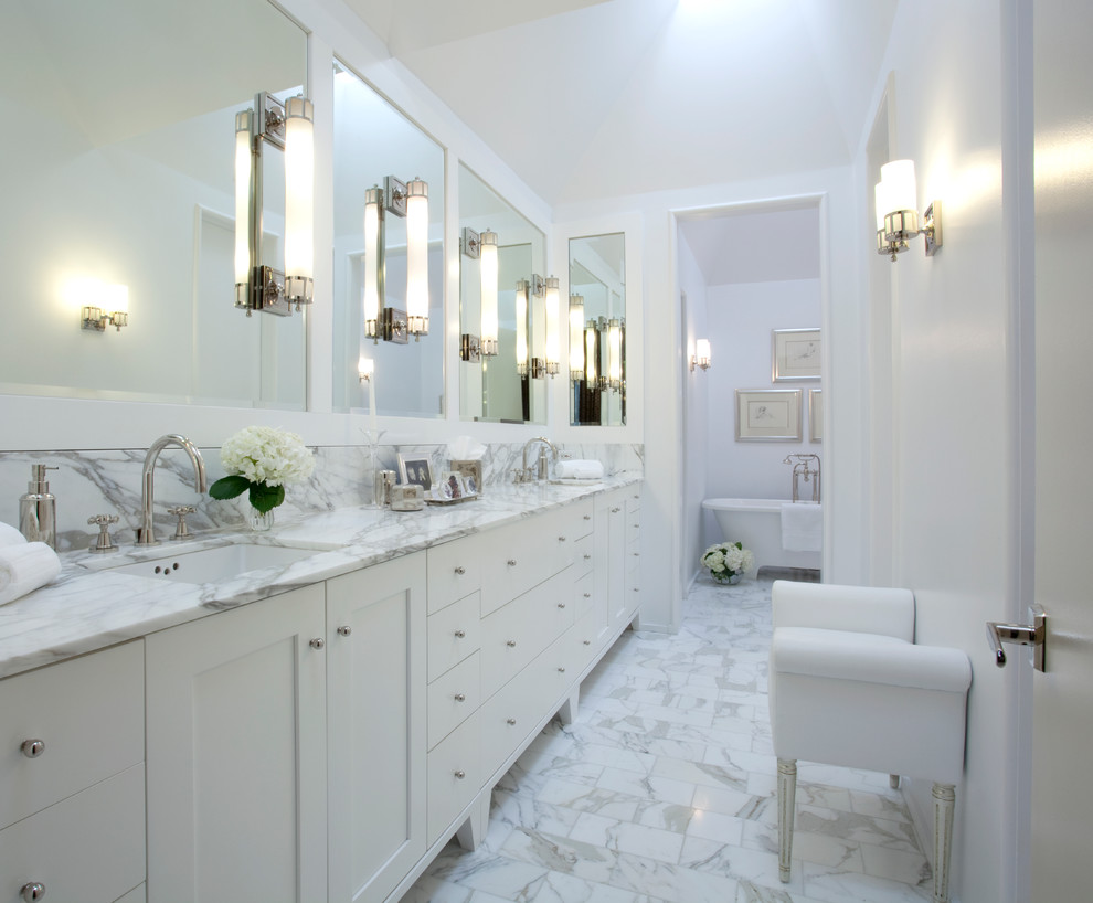 Bild på ett stort vintage en-suite badrum, med skåp i shakerstil, vita skåp, ett badkar med tassar, vita väggar, marmorgolv, ett undermonterad handfat och marmorbänkskiva