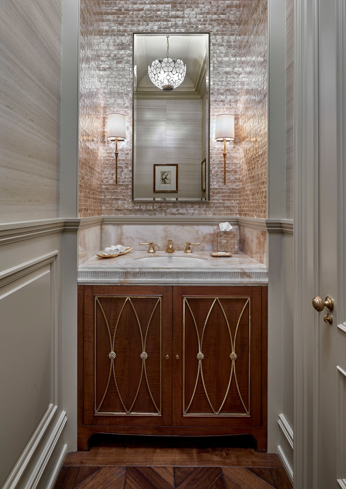 Diseño de cuarto de baño tradicional pequeño con armarios tipo mueble, puertas de armario de madera en tonos medios, suelo de madera oscura, aseo y ducha, lavabo bajoencimera y encimera de mármol
