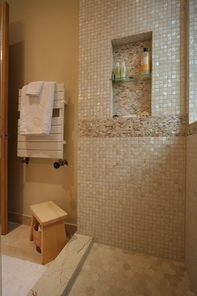Inspiration for a mid-sized contemporary bathroom remodel in Chicago