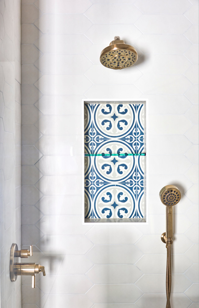 Стильный дизайн: главная ванная комната среднего размера в стиле неоклассика (современная классика) с светлыми деревянными фасадами, отдельно стоящей ванной, угловым душем, унитазом-моноблоком, белой плиткой, керамогранитной плиткой, синими стенами, полом из керамогранита, накладной раковиной, столешницей из кварцита, коричневым полом, душем с распашными дверями, белой столешницей, нишей, тумбой под две раковины и напольной тумбой - последний тренд