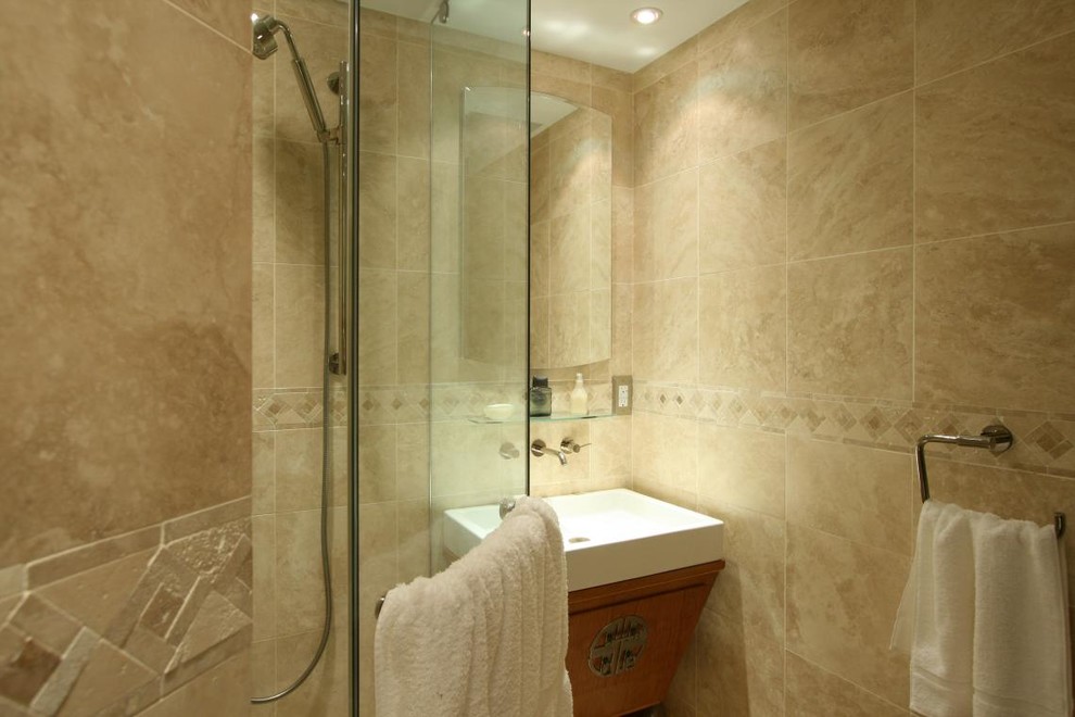 Imagen de cuarto de baño tradicional renovado pequeño con puertas de armario de madera oscura, ducha esquinera, baldosas y/o azulejos beige, baldosas y/o azulejos de piedra y sanitario de una pieza
