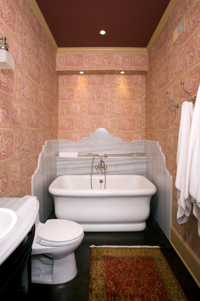 Idée de décoration pour une salle de bain tradition avec une baignoire indépendante.