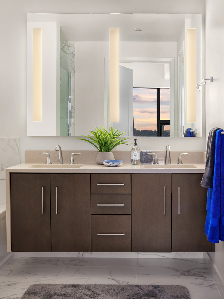 Ejemplo de cuarto de baño principal contemporáneo con armarios con paneles lisos, puertas de armario de madera en tonos medios, paredes blancas, suelo blanco y encimeras beige