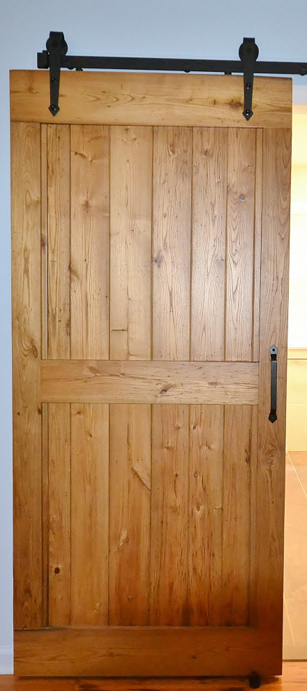 Idéer för att renovera ett stort vintage flerfärgad flerfärgat en-suite badrum, med luckor med upphöjd panel, grå skåp, ett fristående badkar, en hörndusch, en toalettstol med hel cisternkåpa, flerfärgad kakel, keramikplattor, vita väggar, klinkergolv i keramik, ett undermonterad handfat, granitbänkskiva, grått golv och dusch med gångjärnsdörr