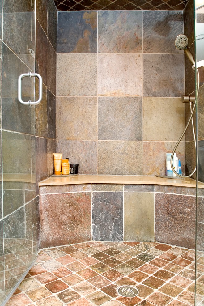 Großes Klassisches Badezimmer mit Kalkstein-Waschbecken/Waschtisch, Duschnische, schwarzen Fliesen, Steinfliesen und Schieferboden in Chicago