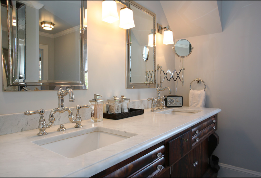 Exemple d'une salle de bain principale chic en bois foncé avec un mur gris, un lavabo encastré, un plan de toilette en marbre et un plan de toilette blanc.