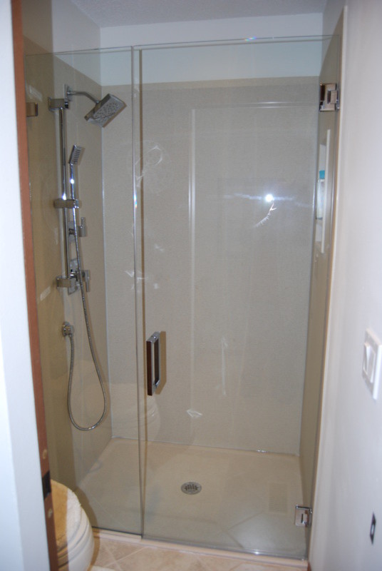 Esempio di una stanza da bagno padronale minimal con doccia alcova e pareti beige