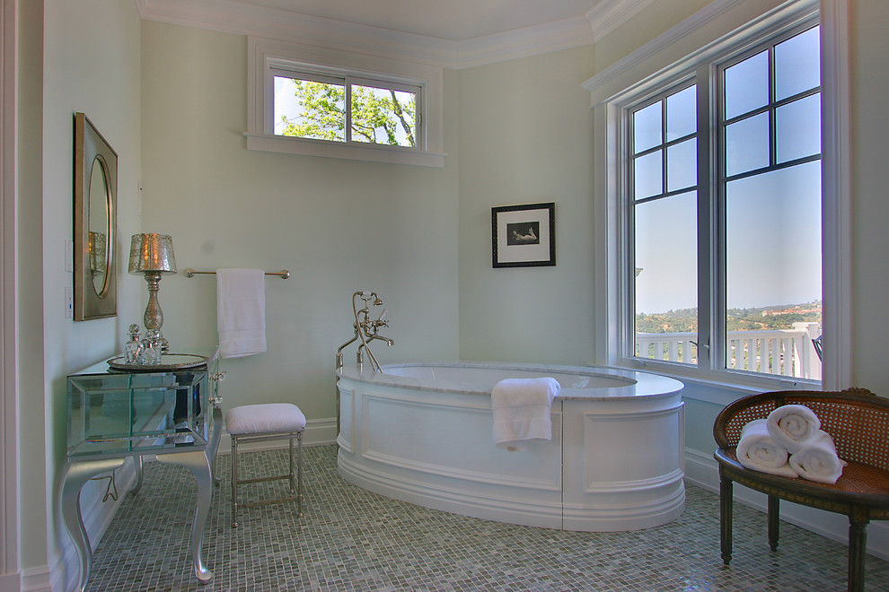Ejemplo de cuarto de baño clásico con baldosas y/o azulejos en mosaico y bañera encastrada sin remate
