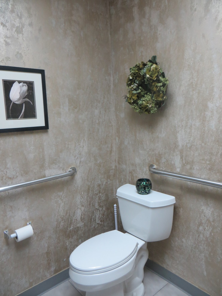 Foto de aseo contemporáneo grande con lavabo suspendido, sanitario de una pieza, paredes beige y suelo de baldosas de cerámica