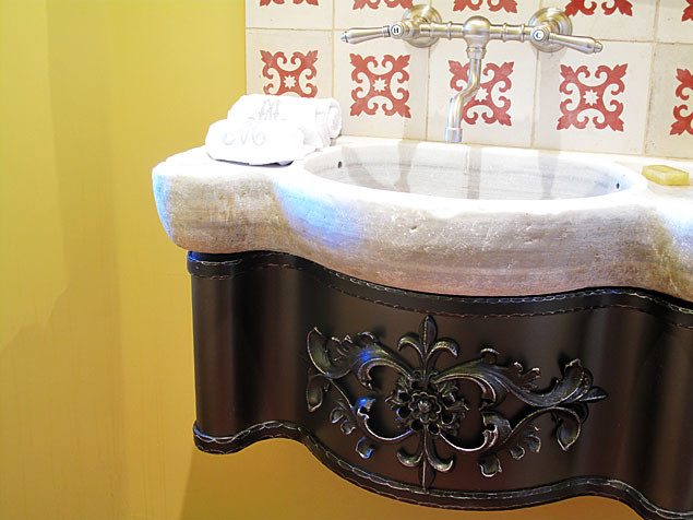 Стильный дизайн: маленькая ванная комната в средиземноморском стиле с подвесной раковиной, столешницей из известняка, белой плиткой, цементной плиткой, желтыми стенами, паркетным полом среднего тона и душевой кабиной для на участке и в саду - последний тренд