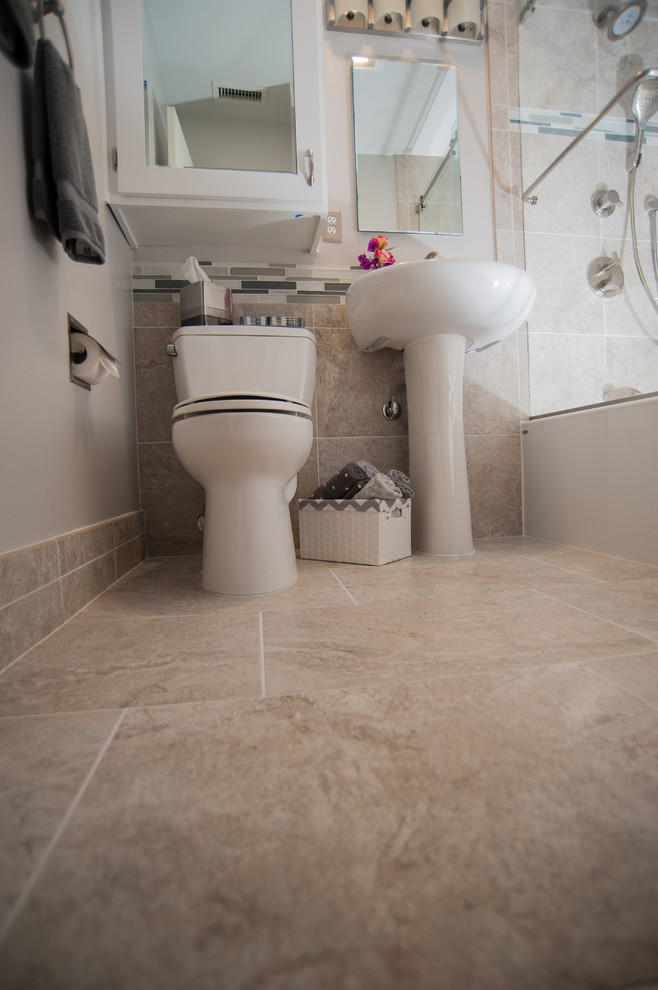 Exemple d'une douche en alcôve principale tendance de taille moyenne avec WC séparés, un carrelage beige, un carrelage en pâte de verre, un mur blanc, un sol en travertin, un lavabo de ferme, un sol beige, une cabine de douche à porte coulissante et meuble simple vasque.