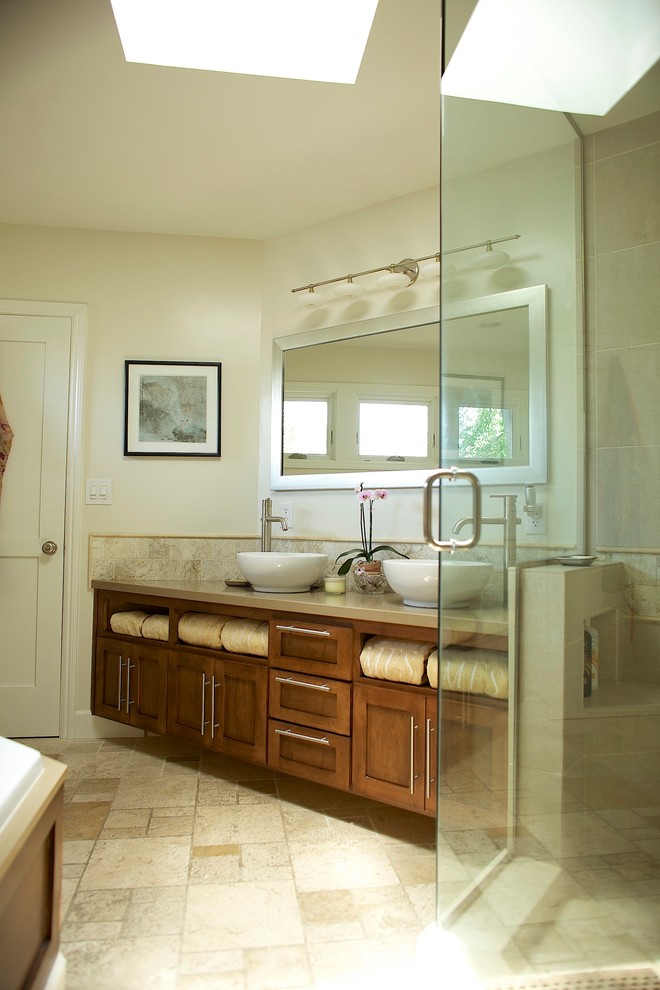 Idéer för att renovera ett vintage badrum, med ett fristående handfat, luckor med infälld panel, skåp i mellenmörkt trä, bänkskiva i kvarts, ett hörnbadkar, en hörndusch, beige kakel och stenkakel