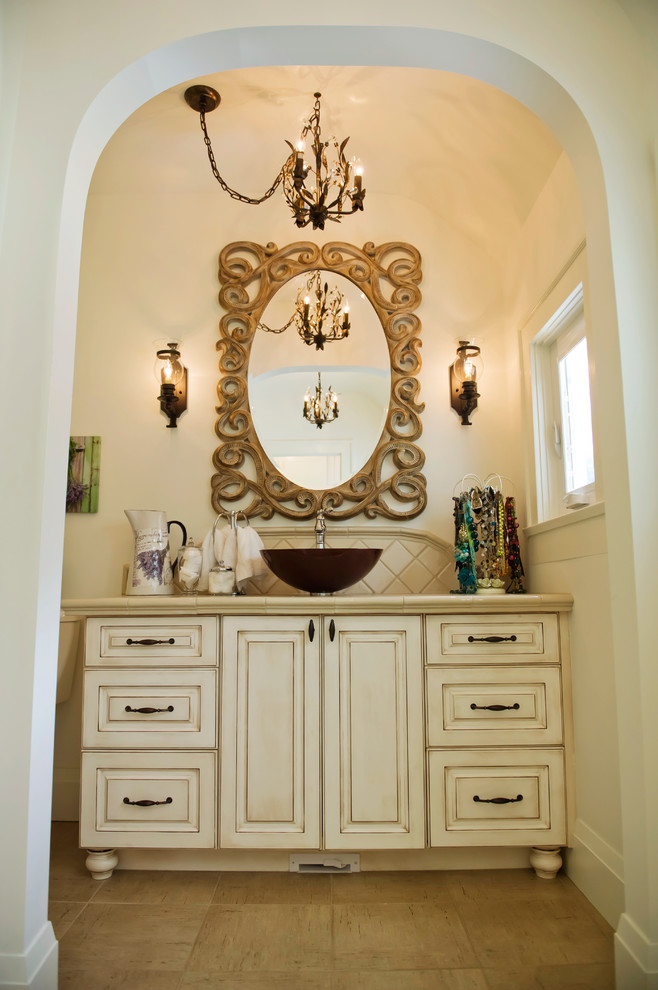 Стильный дизайн: ванная комната среднего размера в классическом стиле с настольной раковиной, фасадами с выступающей филенкой, белыми фасадами, столешницей из плитки, бежевой плиткой и керамогранитной плиткой - последний тренд
