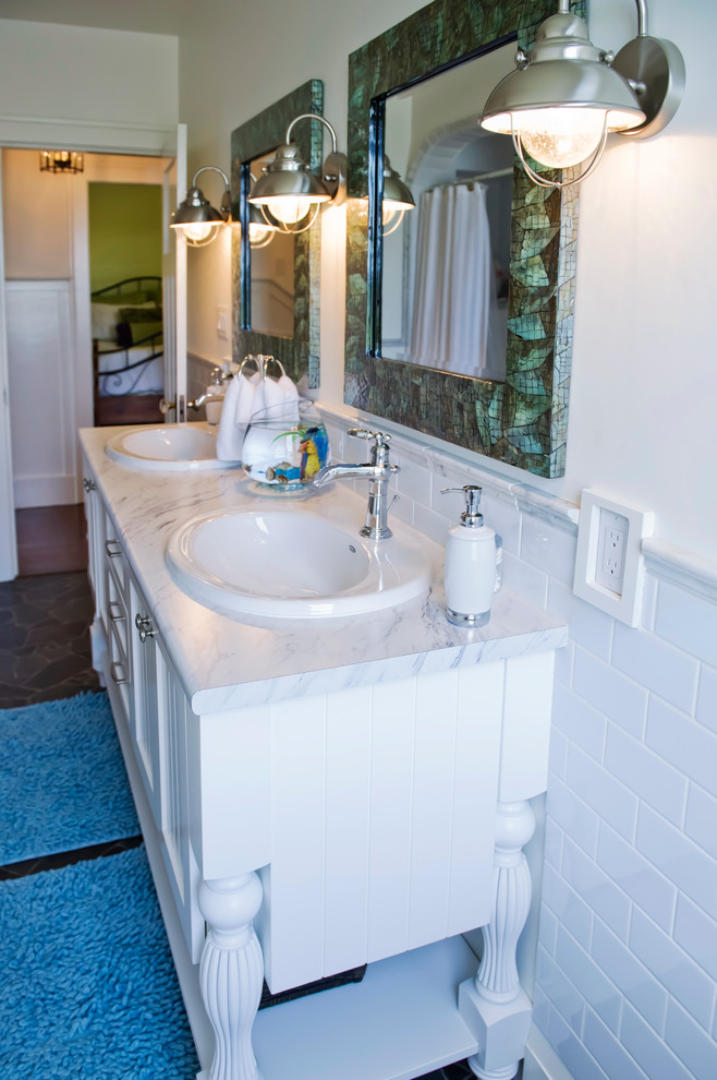 На фото: ванная комната среднего размера в классическом стиле с накладной раковиной, фасадами в стиле шейкер, белыми фасадами, столешницей из ламината, белой плиткой, плиткой кабанчик и полом из винила