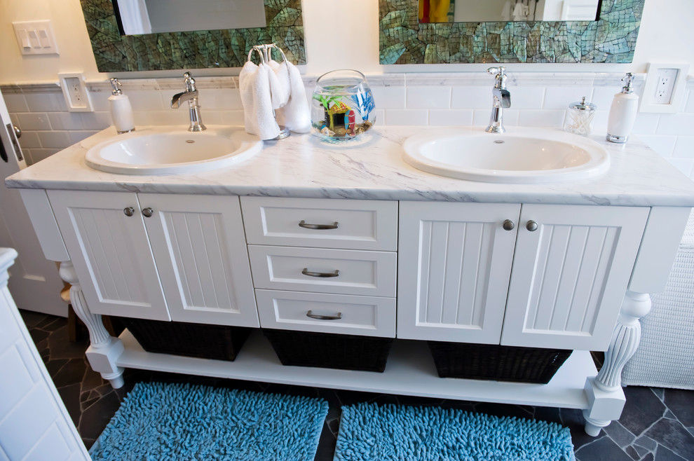 Esempio di una stanza da bagno tradizionale di medie dimensioni con lavabo da incasso, ante in stile shaker, ante bianche, top in laminato, piastrelle bianche, piastrelle diamantate e pavimento in vinile