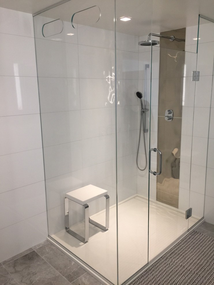 Idee per una stanza da bagno minimalista con ante lisce, ante bianche, doccia ad angolo, WC sospeso, piastrelle bianche, piastrelle in ceramica e pavimento con piastrelle in ceramica