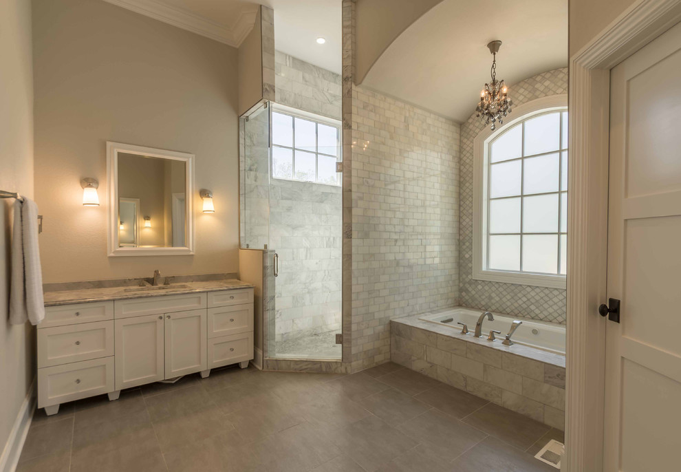 Пример оригинального дизайна: большая главная ванная комната в стиле неоклассика (современная классика) с фасадами с утопленной филенкой, белыми фасадами, полновстраиваемой ванной, угловым душем, унитазом-моноблоком, черно-белой плиткой, серой плиткой, разноцветной плиткой, плиткой кабанчик, бежевыми стенами, полом из керамогранита, врезной раковиной, мраморной столешницей, коричневым полом, душем с распашными дверями, бежевой столешницей, тумбой под одну раковину, встроенной тумбой, кессонным потолком и обоями на стенах
