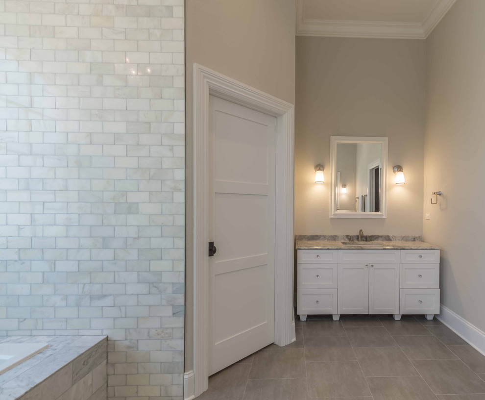 Exempel på ett stort klassiskt beige beige en-suite badrum, med luckor med infälld panel, vita skåp, ett undermonterat badkar, en hörndusch, en toalettstol med hel cisternkåpa, svart och vit kakel, grå kakel, flerfärgad kakel, tunnelbanekakel, beige väggar, klinkergolv i porslin, ett undermonterad handfat, marmorbänkskiva, brunt golv och dusch med gångjärnsdörr