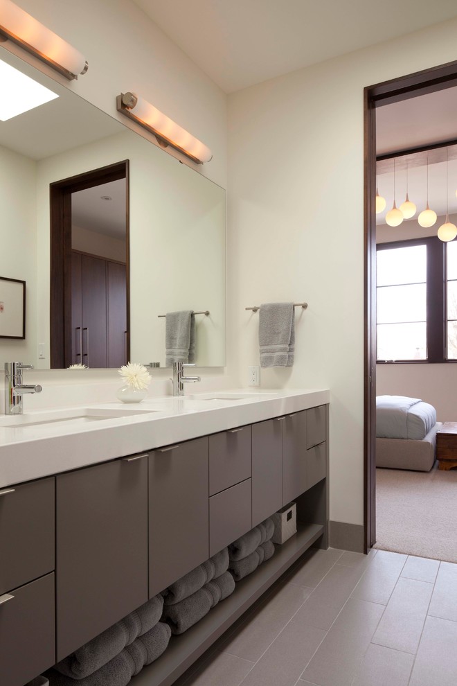 Idee per una stanza da bagno contemporanea con lavabo sottopiano, ante grigie, piastrelle grigie e ante lisce