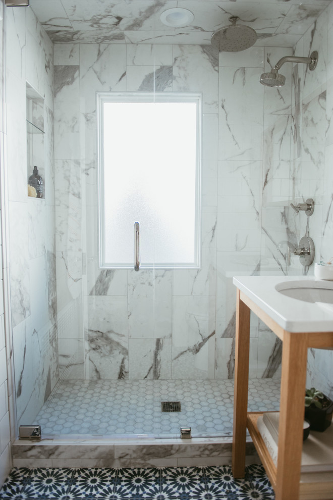 Свежая идея для дизайна: ванная комната среднего размера в стиле фьюжн с открытыми фасадами, угловым душем, черно-белой плиткой, керамической плиткой, белыми стенами, полом из мозаичной плитки, душевой кабиной, накладной раковиной, синим полом, душем с распашными дверями и белой столешницей - отличное фото интерьера