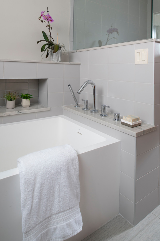 Foto på ett mellanstort funkis grå en-suite badrum, med ett badkar i en alkov, en dusch i en alkov, grå kakel, keramikplattor, grå väggar, klinkergolv i porslin, bänkskiva i kvartsit, grått golv och dusch med gångjärnsdörr