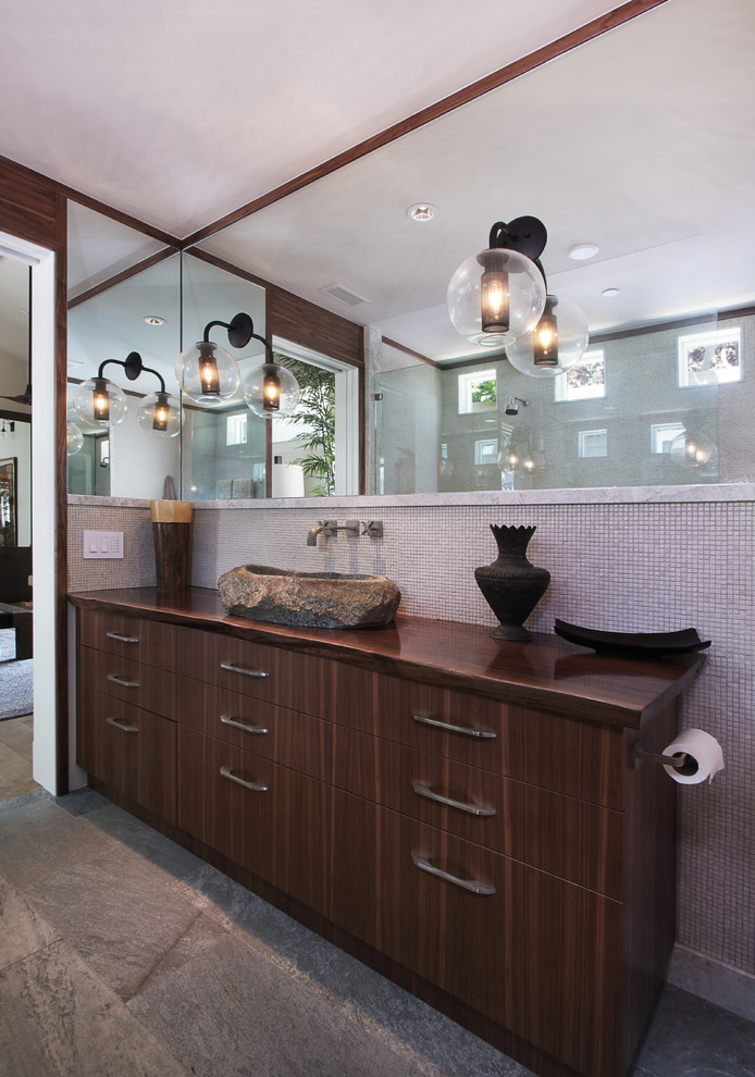 Идея дизайна: ванная комната в средиземноморском стиле с настольной раковиной, столешницей из дерева и плиткой мозаикой