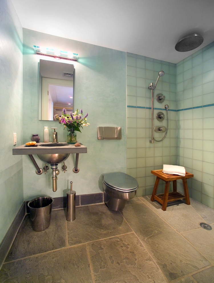 Foto de cuarto de baño ecléctico con lavabo suspendido, ducha abierta, sanitario de pared, baldosas y/o azulejos azules, paredes azules, aseo y ducha y ducha abierta