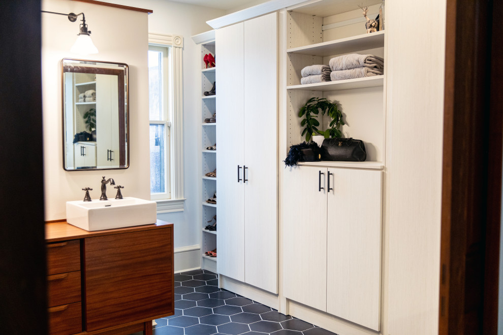 ボルチモアにある高級なトランジショナルスタイルのおしゃれな浴室 (白いタイル、洗面台2つ、フローティング洗面台) の写真