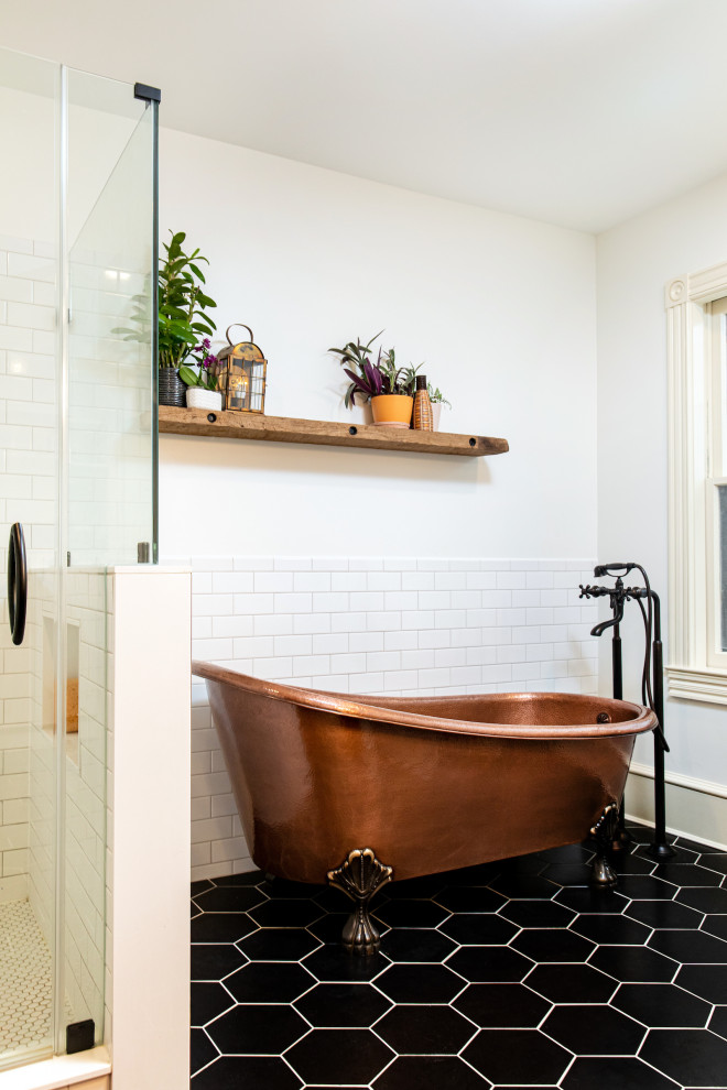 Ejemplo de cuarto de baño doble y flotante tradicional renovado con baldosas y/o azulejos blancos