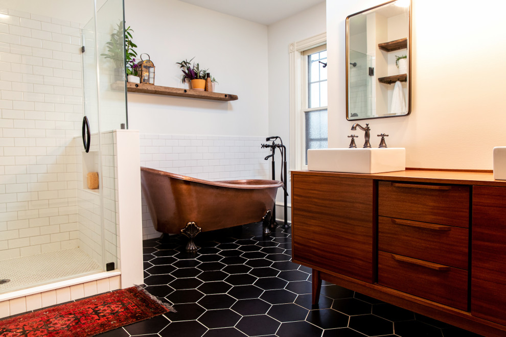 Klassisches Badezimmer mit weißen Fliesen, Doppelwaschbecken und schwebendem Waschtisch in Baltimore