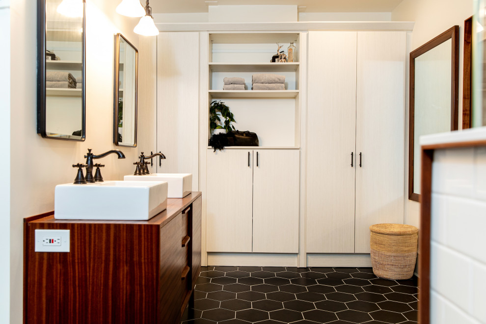 Ejemplo de cuarto de baño doble y flotante clásico renovado con baldosas y/o azulejos blancos