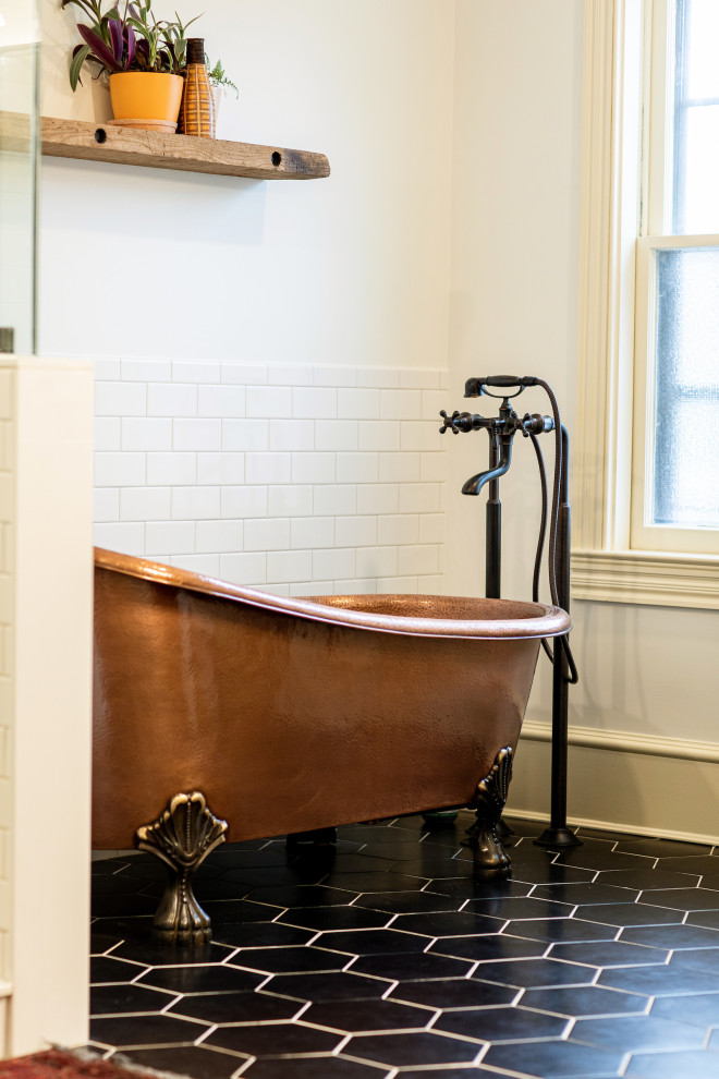 Klassisches Badezimmer mit weißen Fliesen, Doppelwaschbecken und schwebendem Waschtisch in Baltimore