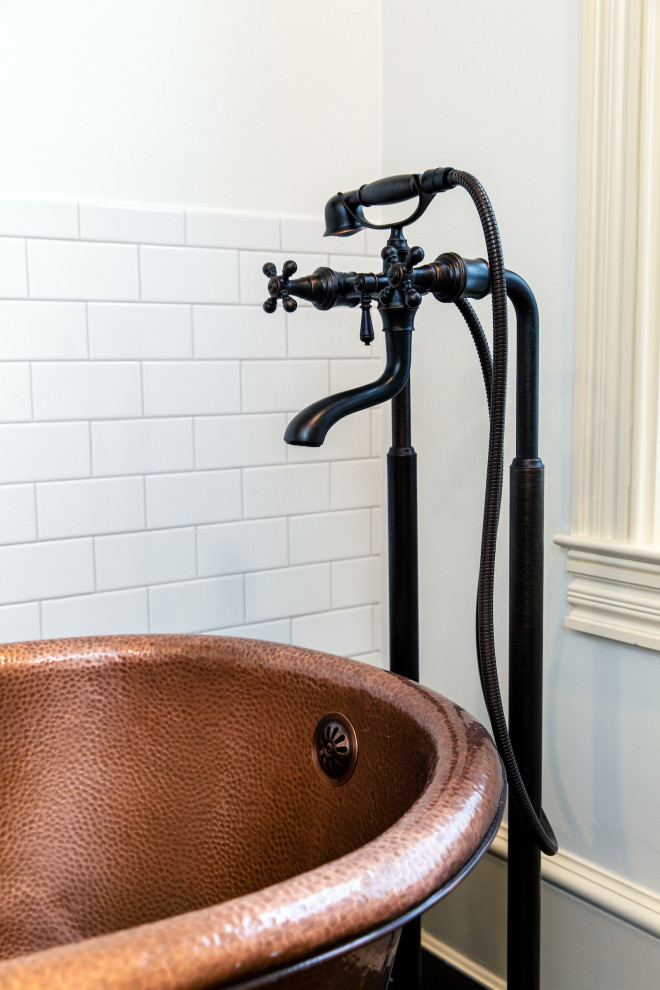 Imagen de cuarto de baño doble y flotante tradicional renovado con baldosas y/o azulejos blancos