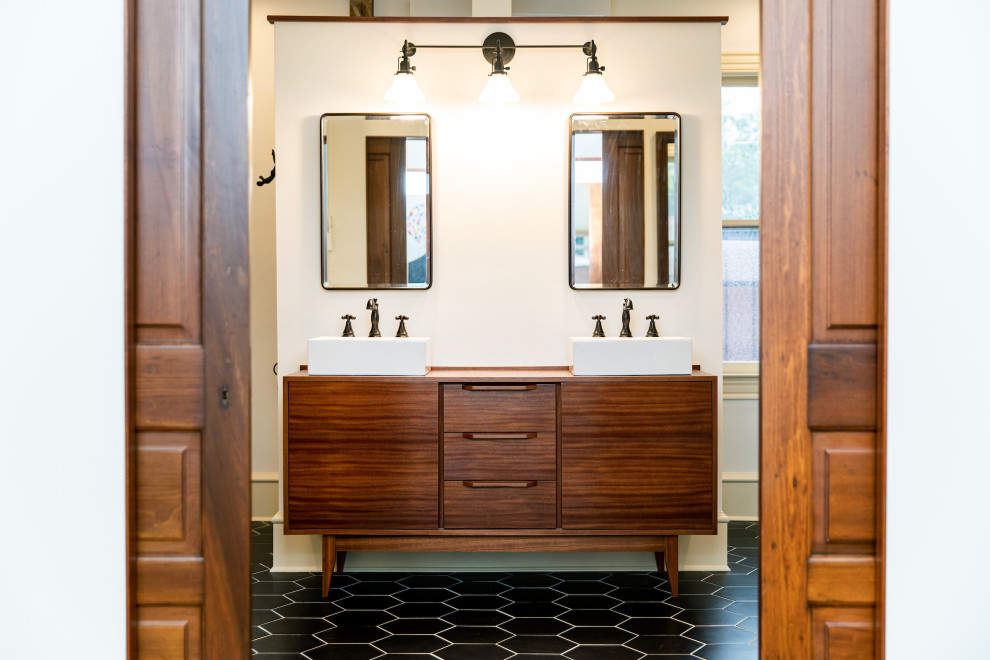 Diseño de cuarto de baño doble y flotante clásico renovado con baldosas y/o azulejos blancos