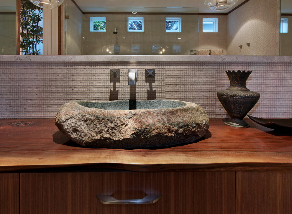 Пример оригинального дизайна: ванная комната в классическом стиле с столешницей из дерева