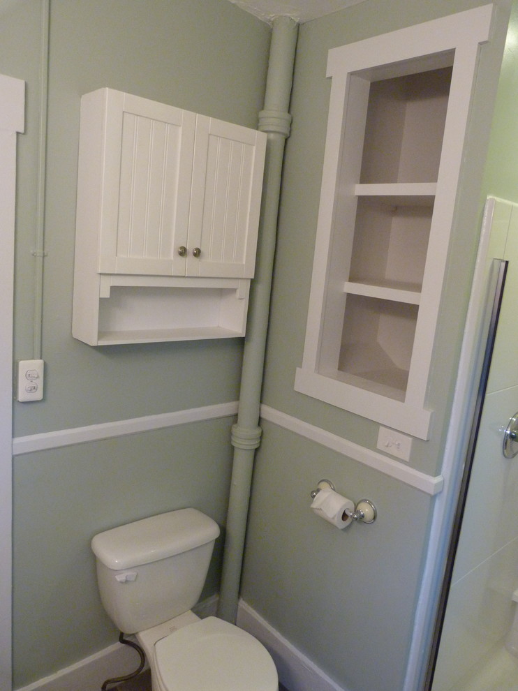 Imagen de cuarto de baño tradicional pequeño con ducha empotrada y baldosas y/o azulejos grises