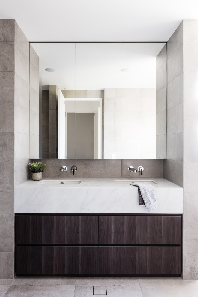 Modernes Badezimmer mit flächenbündigen Schrankfronten, dunklen Holzschränken, Unterbauwaschbecken, grauem Boden, weißer Waschtischplatte und Doppelwaschbecken in Sydney