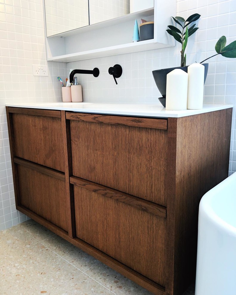 Foto di una piccola stanza da bagno minimalista con consolle stile comò e ante marroni
