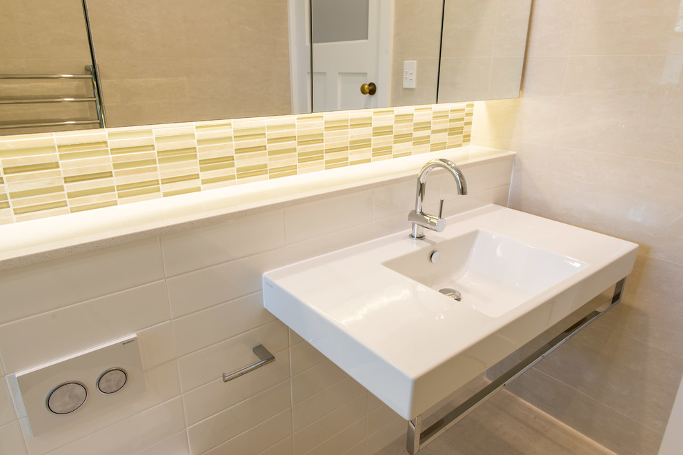 Foto di una stanza da bagno moderna con piastrelle beige, piastrelle in gres porcellanato e pavimento in gres porcellanato
