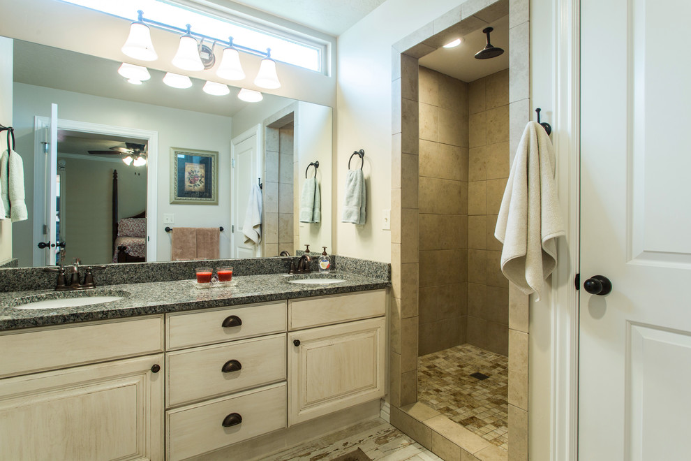 Klassisk inredning av ett mellanstort flerfärgad flerfärgat en-suite badrum, med luckor med upphöjd panel, skåp i slitet trä, en dusch i en alkov, vita väggar, målat trägolv, ett undermonterad handfat, granitbänkskiva, vitt golv och med dusch som är öppen